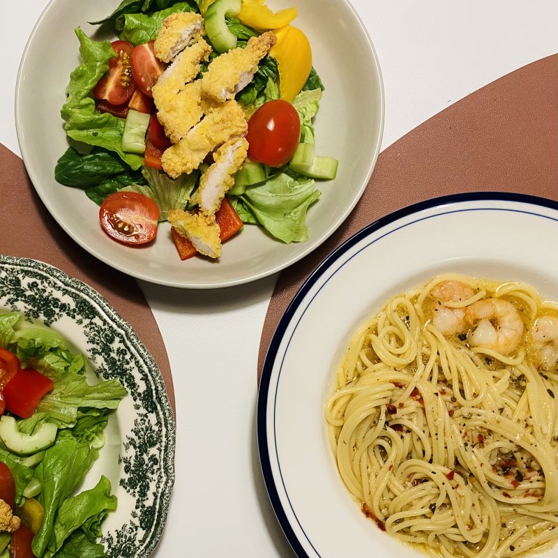 올리브유 파스타와 치킨 샐러드